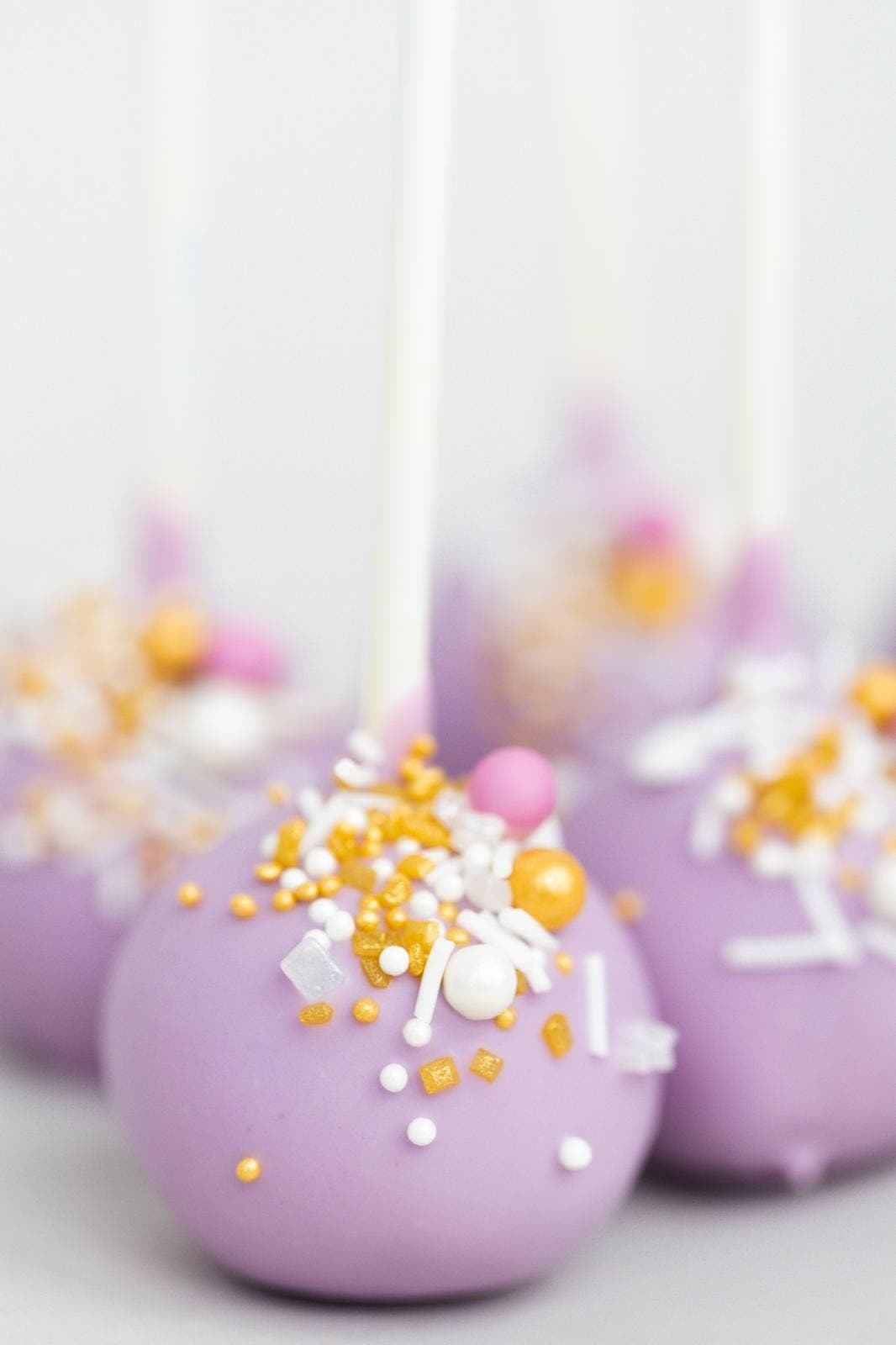 Lila Streusel-Cakepops aus der CappuCone Manufaktur
