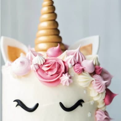 Einhorn Torte mit goldenem Horn und Baiser-Mähne von CappuCone